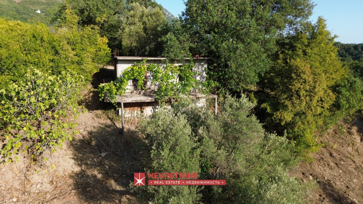 36 m² House on a 1,711 m² Plot in the Village of Pelinovo, Radanovići